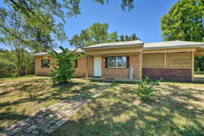 Quiet Broken Bow Retreat with Private Hot Tub!